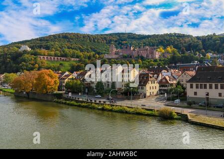 Belle vue sur la rivière de la vieille ville de Heidelberg, Allemagne et le célèbre château d'Heidelberg, d'une ruine et vue sur la partie nord de la... Banque D'Images