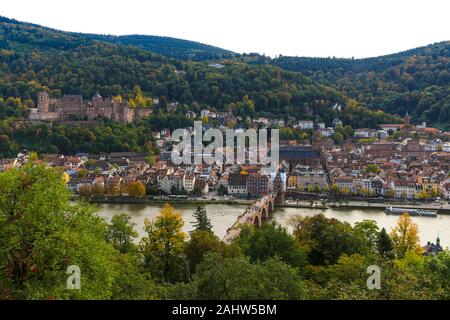 Beau panorama de la vieille ville de Heidelberg avec le château sur la colline du Königstuhl, l'église de l'Esprit Saint et le pont Karl Theodor sur le Neckar... Banque D'Images