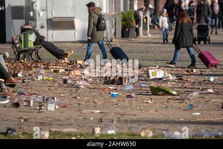 01 janvier 2020, Hessen, Frankfurt/Main : Restes de pétards, fusées, l'emballage et des boissons sont situées sur les rives de la rivière Main à Francfort après le réveillon du Nouvel An le jour de l'an. Photo : Frank Rumpenhorst/dpa Banque D'Images