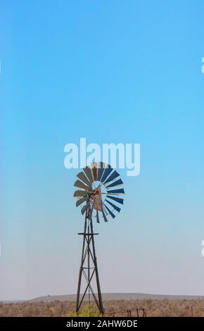 Moulin pour alimenter une pompe à eau dans la région du Karoo, Afrique du Sud, Province du Cap oriental. Banque D'Images