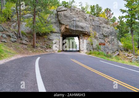 Tunnel le long de la route les aiguilles dans les Black Hills du Dakota du Sud Banque D'Images