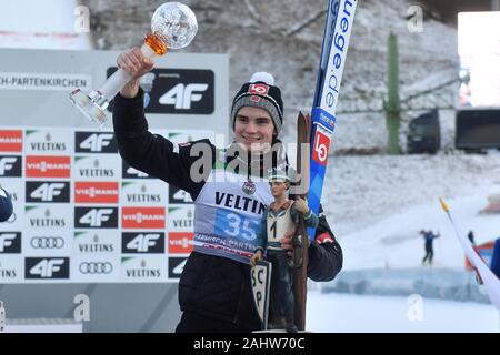 Marius LINDVIK (NI), gagnant, gagnant, cérémonie de remise des prix, la jubilation, la joie, l'enthousiasme ,, action, seule image, couper seul motif, la moitié de la figure, la moitié de la figure. Le saut à ski, le 68ème Tournoi International de 4 Hills 2019-2020. Saut du Nouvel An à Garmisch Partenkirchen le 1er janvier 2020. Dans le monde d'utilisation | Banque D'Images