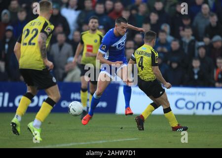 HARTLEPOOL, ANGLETERRE - 1 janvier la ville de Harrogate Josh Falkingham bloque un tir de Hartlepool United's Ryan Donaldson pendant le match de championnat national de Vanarama entre Hartlepool United et Harrogate Town au parc Victoria, Hartlepool le mercredi 1er janvier 2020. (Crédit : Mark Fletcher | Crédit : MI News & Sport /Alamy Live News Crédit : MI News & Sport /Alamy Live News Banque D'Images