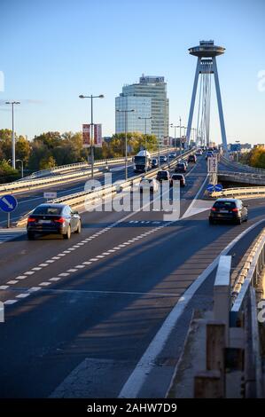 Le SNP pont enjambant le fleuve Danube à Bratislava. SNP est une abréviation de Soulèvement national slovaque. Banque D'Images