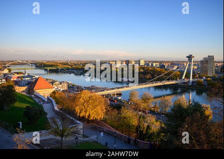 Le SNP pont enjambant le fleuve Danube à Bratislava. SNP est une abréviation de Soulèvement national slovaque. Banque D'Images