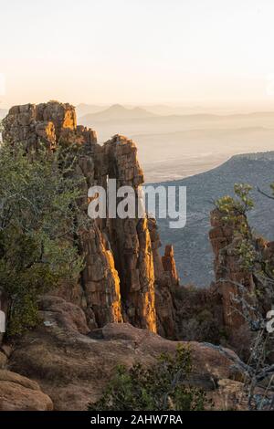 Arbres pétrifiés Vallée de la désolation au coucher du soleil dans le Parc National de Camdeboo, Graaff Reinet, Eastern Cape, Afrique du Sud Banque D'Images