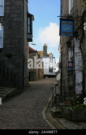 Ruelle pavée en pente raide d'un Downalong : Bunkers Hill, St Ives, Cornwall, UK Banque D'Images