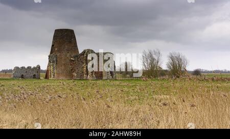 UK, Norfolk - Mars 2018 : St Benet's gatehouse Abbaye et l'usine sur les Norfolk Broads pendant une tempête. Banque D'Images