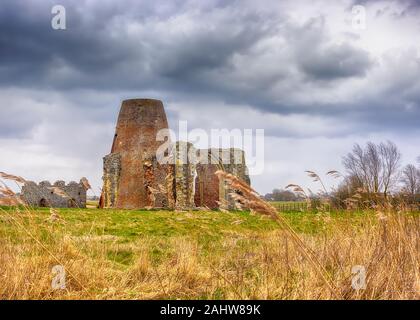 UK, Norfolk - Mars 2018 : St Benet's gatehouse Abbaye et l'usine sur les Norfolk Broads pendant une tempête. Banque D'Images