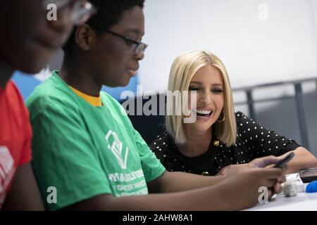 18 septembre 2019 : Conseiller du Président Ivanka Trump se réunit avec les membres du club garçons et filles au cours d'une visite de l'école avant d'une politique de main-d'un Américain à la réunion du conseil consultatif de l'organisme Clubs Garçons & Filles du Grand Washington à Washington, DC, États-Unis, le mercredi, 19 Septembre, 2019. Crédit : Alex Edelman/ZUMA/Alamy Fil Live News Banque D'Images