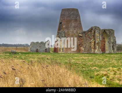 UK, Norfolk - Mars 2018 : St Benet's gatehouse Abbaye et l'usine sur les Norfolk Broads pendant une tempête. Banque D'Images