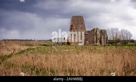 UK, Norfolk - Mars 2018 : St Benet's gatehouse Abbaye et l'usine sur les Norfolk Broads pendant une tempête. Banque D'Images