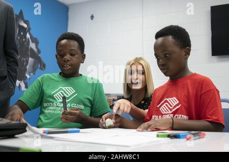 18 septembre 2019 : Conseiller du Président Ivanka Trump se réunit avec les membres du club garçons et filles au cours d'une visite de l'école avant d'une politique de main-d'un Américain à la réunion du conseil consultatif de l'organisme Clubs Garçons & Filles du Grand Washington à Washington, DC, États-Unis, le mercredi, 19 Septembre, 2019. Crédit : Alex Edelman/ZUMA/Alamy Fil Live News Banque D'Images