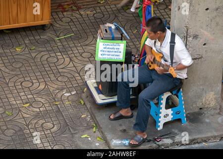 SAMUT PRAKAN, THAÏLANDE, OCT 24 2019, Blind singer jouer guitare électrique sur la rue. Les handicapés musicien effectue sur le marché. Banque D'Images