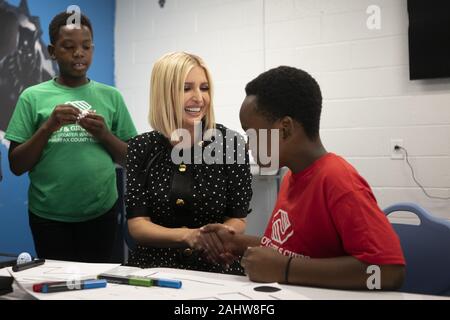 18 septembre 2019 : Conseiller du Président Ivanka Trump se réunit avec les membres du club garçons et filles au cours d'une visite de l'école avant d'une politique de main-d'un Américain à la réunion du conseil consultatif de l'organisme Clubs Garçons & Filles du Grand Washington à Washington, DC, États-Unis, le mercredi, 19 Septembre, 2019. Crédit : Alex Edelman/ZUMA/Alamy Fil Live News Banque D'Images