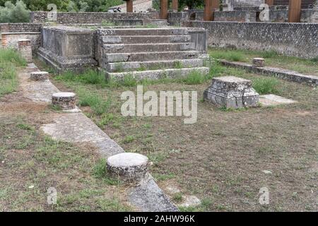 Pierre Romain ancien vestiges du temple, tiré sur le site archéologique de Grumentum, vallée de l'Agroalimentaire, Potenza, Basilicate, Italie Banque D'Images