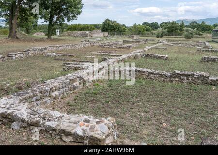 Vestiges de pierre des anciens édifices romains organisation groundworks, tiré sur le site archéologique de Grumentum, vallée de l'Agroalimentaire, Potenza, Basilicate, Italie Banque D'Images