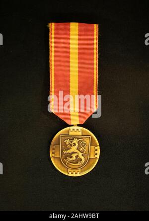 Médaille du mérite militaire finlandais créé en 1977, a conféré au président Mauno Koivisto le 4 juin 1980. Banque D'Images