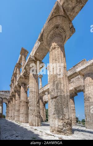 À l'intérieur des colonnes doriques du temple de Neptune,tourné en lumière d'été lumineux à Paestum, Salerne, Campanie, Italie Banque D'Images