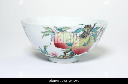 Bol à fruits Pêches, pivoine arbustive, la floraison de prune, et des chauves-souris. 1723-1735. La Chine. Porcelaine peinte en rose famille overglaze emaux Banque D'Images