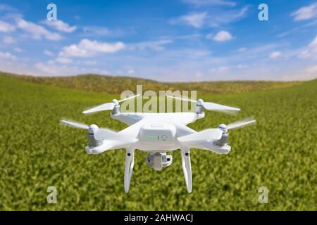 Drone Avion sans pilote aux commandes et la collecte de données sur les terres agricoles du pays. Banque D'Images