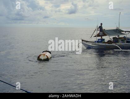 L'albacore artisanale à la ligne à la pêche dans les eaux du détroit de Mindoro (mer de Chine du Sud) avec payaos (DCP ancrés) Banque D'Images