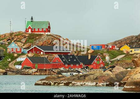 Maisons en bois traditionnel au Groenland (photo d'été) Banque D'Images