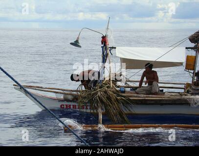 L'albacore artisanale à la ligne à la pêche dans les eaux du détroit de Mindoro (mer de Chine du Sud) avec payaos (DCP ancrés) Banque D'Images