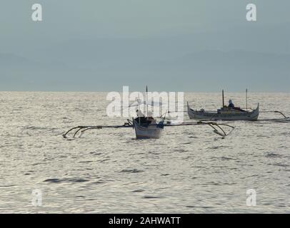 L'albacore artisanale à la ligne à la pêche dans les eaux du détroit de Mindoro (mer de Chine du Sud) avec payaos (DCP ancrés) Banque D'Images