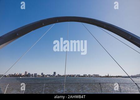 PERTH, AUSTRALIE OCCIDENTALE - Décembre 24th, 2019 : Elizabeth Quay's passerelle au-dessus de la baie et de la rivière Swan, un jour ensoleillé Banque D'Images