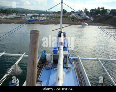 L'albacore artisanale à la ligne à la pêche dans les eaux du détroit de Mindoro (mer de Chine du Sud) avec payaos (DCP ancrés) Banque D'Images