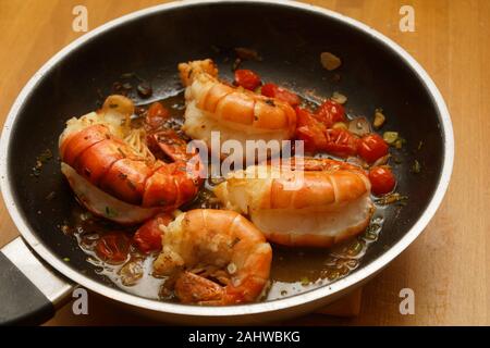 Langoustines à la poêle avec tomates et fines herbes Banque D'Images