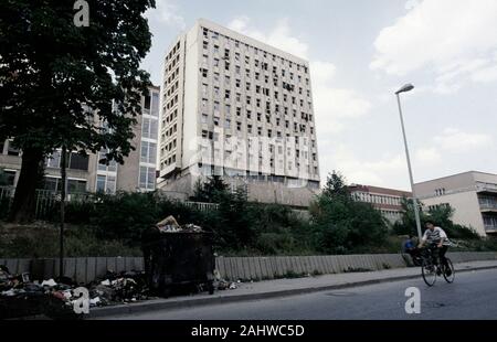 17 août 1993 pendant le siège de Sarajevo : le shell-battered tour principale de l'Hôpital général de Nakas Dr Abdulah, connue pendant la guerre comme la 'ville' ou 'Français' l'hôpital. Banque D'Images