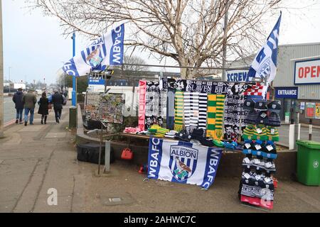 Les marchandises pour la vente avant que le ciel parier match de championnat à The Hawthorns, West Bromwich. Banque D'Images