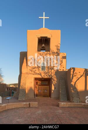 L'extérieur de l'historique Mission San Miguel, également connu sous le nom de Chapelle de San Miguel, dans le quartier historique de Santa Fe, Nouveau Mexique Banque D'Images