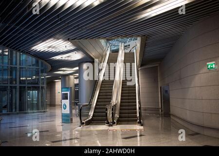 Moscou, Russie - Décembre 2019 : l'aéroport de Vnukovo de l'intérieur, une salle d'attente Banque D'Images