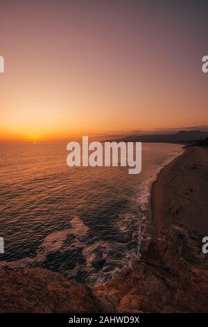 Vue du coucher de soleil du point Dume State Beach, dans la région de Malibu, Californie Banque D'Images