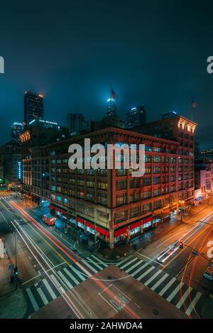Vue de l'intersection de Broadway et de la 7e rue le soir dans le centre-ville de Los Angeles, Californie Banque D'Images