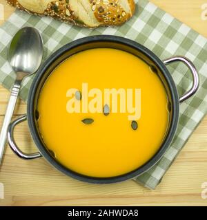Soupe de potiron au gingembre en close-up. Vue de dessus Banque D'Images