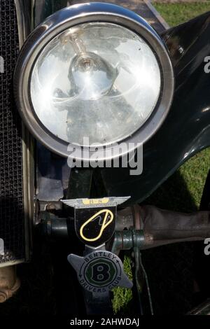 2 3/4 1/2 Vintage Bentleys dans un champ, séparer, ensemble et avec les détails 17 images Banque D'Images