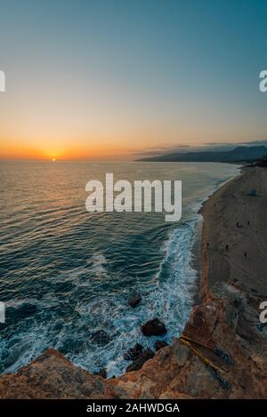 Vue du coucher de soleil du point Dume State Beach, dans la région de Malibu, Californie Banque D'Images