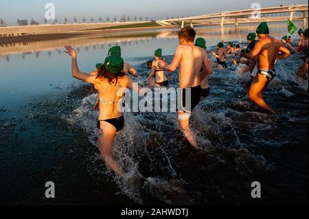 Nimègue, aux Pays-Bas. 1er janvier, 2020. Les gens sautent dans l'eau froide.Le climat plongée est une variante de la Plongée du nouvel an chaque année. Des centaines de personnes se sont rendues pour une baignade dans la plage d'Spiegelwaal dans la ville néerlandaise de Nimègue. Cette année a été organisée par l'organisation environnementale indépendante, Milieudefensie. Cette organisation a organisé plusieurs "climat" plonge dans le pays, de montrer le gouvernement néerlandais que le climat sera grave en 2020. Credit : Ana Fernandez/SOPA Images/ZUMA/Alamy Fil Live News Banque D'Images