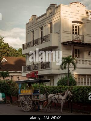 Cheval et chariot avec l'architecture ancienne à Intramuros, Manille, Philippines Banque D'Images