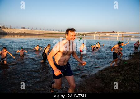 Nimègue, aux Pays-Bas. 1er janvier, 2020. Un groupe de personnes de sortir de l'eau froide.Le climat plongée est une variante de la Plongée du nouvel an chaque année. Des centaines de personnes se sont rendues pour une baignade dans la plage d'Spiegelwaal dans la ville néerlandaise de Nimègue. Cette année a été organisée par l'organisation environnementale indépendante, Milieudefensie. Cette organisation a organisé plusieurs "climat" plonge dans le pays, de montrer le gouvernement néerlandais que le climat sera grave en 2020. Credit : Ana Fernandez/SOPA Images/ZUMA/Alamy Fil Live News Banque D'Images