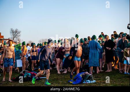 Nimègue, aux Pays-Bas. 1er janvier, 2020. Les personnes à se préparer avant de plonger dans l'eau.Le climat plongée est une variante de la Plongée du nouvel an chaque année. Des centaines de personnes se sont rendues pour une baignade dans la plage d'Spiegelwaal dans la ville néerlandaise de Nimègue. Cette année a été organisée par l'organisation environnementale indépendante, Milieudefensie. Cette organisation a organisé plusieurs "climat" plonge dans le pays, de montrer le gouvernement néerlandais que le climat sera grave en 2020. Credit : Ana Fernandez/SOPA Images/ZUMA/Alamy Fil Live News Banque D'Images