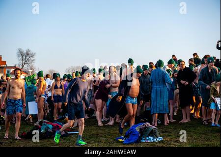 Les personnes à se préparer avant de plonger dans l'eau.Le climat plongée est une variante de la Plongée du nouvel an chaque année. Des centaines de personnes se sont rendues pour une baignade dans la plage d'Spiegelwaal dans la ville néerlandaise de Nimègue. Cette année a été organisée par l'organisation environnementale indépendante, Milieudefensie. Cette organisation a organisé plusieurs "climat" plonge dans le pays, de montrer le gouvernement néerlandais que le climat sera grave en 2020. Banque D'Images