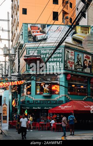 La station de remplissage Diner, dans Poblacion, Makati, Philippines Banque D'Images