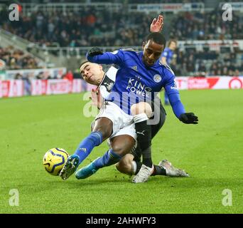 Newcastle, Royaume-Uni. 1er janvier 2020, à St James Park, Newcastle, Tyne et Wear, Angleterre ; English Premier League, Newcastle United contre Leicester City ; Miguel Almiron de Newcastle United s'attaque Ricardo Pereira de Leicester City - strictement usage éditorial uniquement. Pas d'utilisation non autorisée avec l'audio, vidéo, données, listes de luminaire, club ou la Ligue de logos ou services 'live'. En ligne De-match utilisation limitée à 120 images, aucune émulation. Credit : Action Plus Sport Images/Alamy Live News Banque D'Images