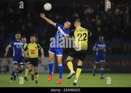 HARTLEPOOL, ANGLETERRE - 1 janvier Ryan Donaldson de Hartlepool United concours une en-tête avec Harrogate Town's Will Smith au cours de l'Vanarama entre match de Ligue nationale Hartlepool United et Harrogate Town au parc Victoria, Hartlepool le mercredi 1er janvier 2020. (Crédit : Mark Fletcher | Crédit : MI News & Sport /Alamy Live News Banque D'Images