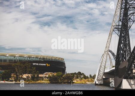 PERTH, AUSTRALIE OCCIDENTALE - Décembre 26th, 2019 : le Matagarup Pont au-dessus de la Swan River, dans la ville de Perth CBD et le stade d'Optus dans la distance Banque D'Images